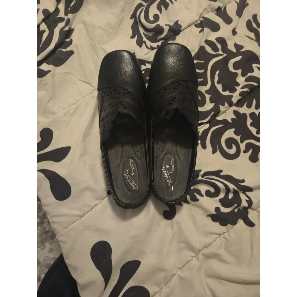 Easy Street Women's Black Comfort Wave Laser-Cut Clogs - Picture 2 of 2